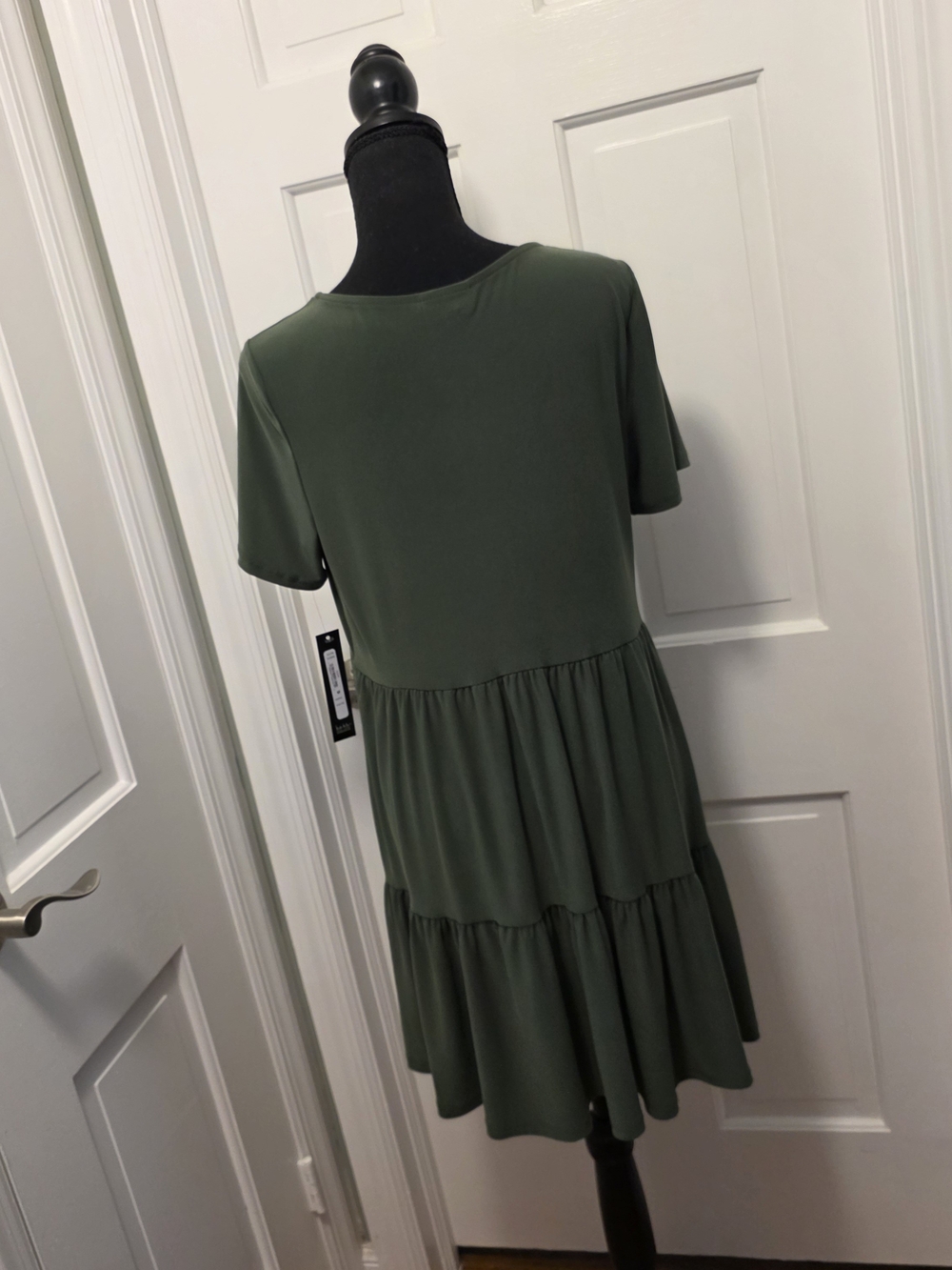 NWT Nicole Miller New York Relaxed Tiered Mini Dress in Olive Green Size Medium - Picture 4 of 10